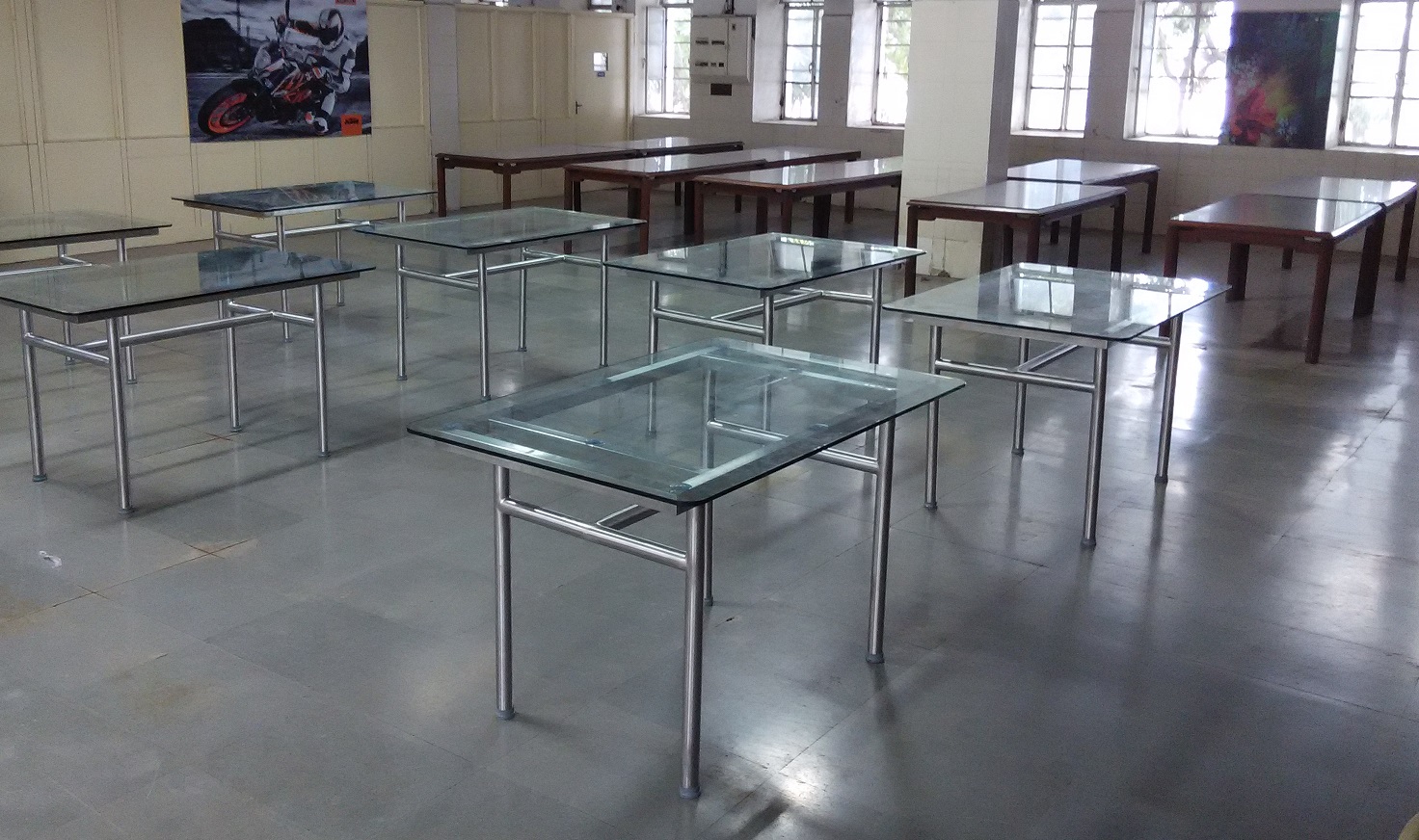 4/6 SEATER DINING TABLE with Glass Top